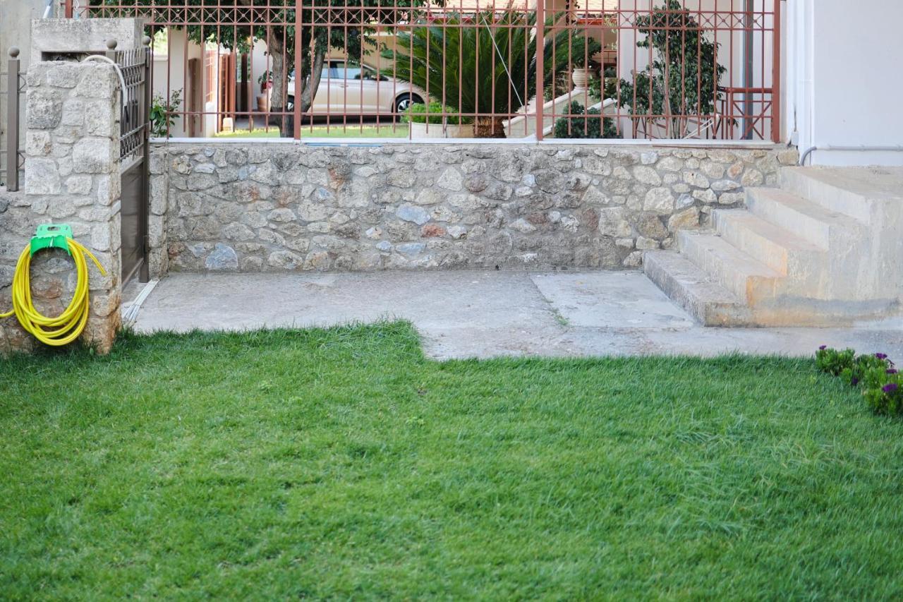 Μικρό Διαμέρισμα Της Αγγελικής Με Αυλή Και Parking Kalamata Extérieur photo